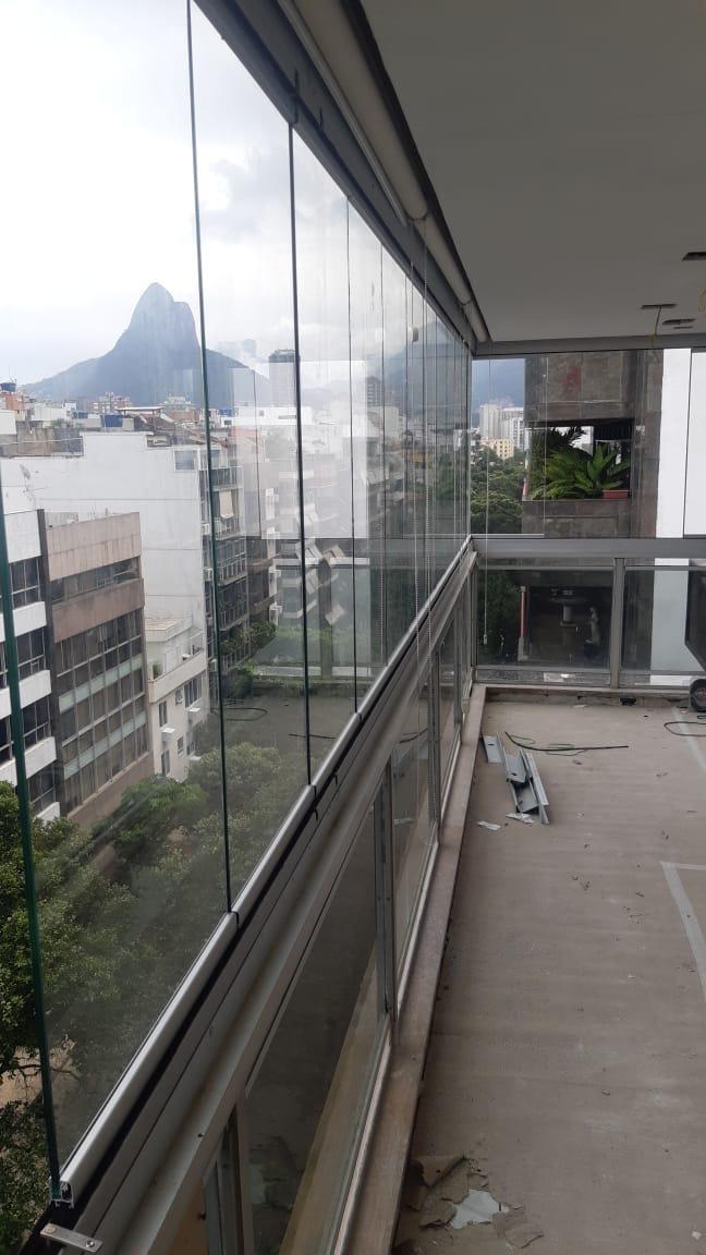 Instalação de cortina de vidro em varanda com vista para os Dois Irmãos, obra da Temper RJ Vidros no Rio de Janeiro RJ