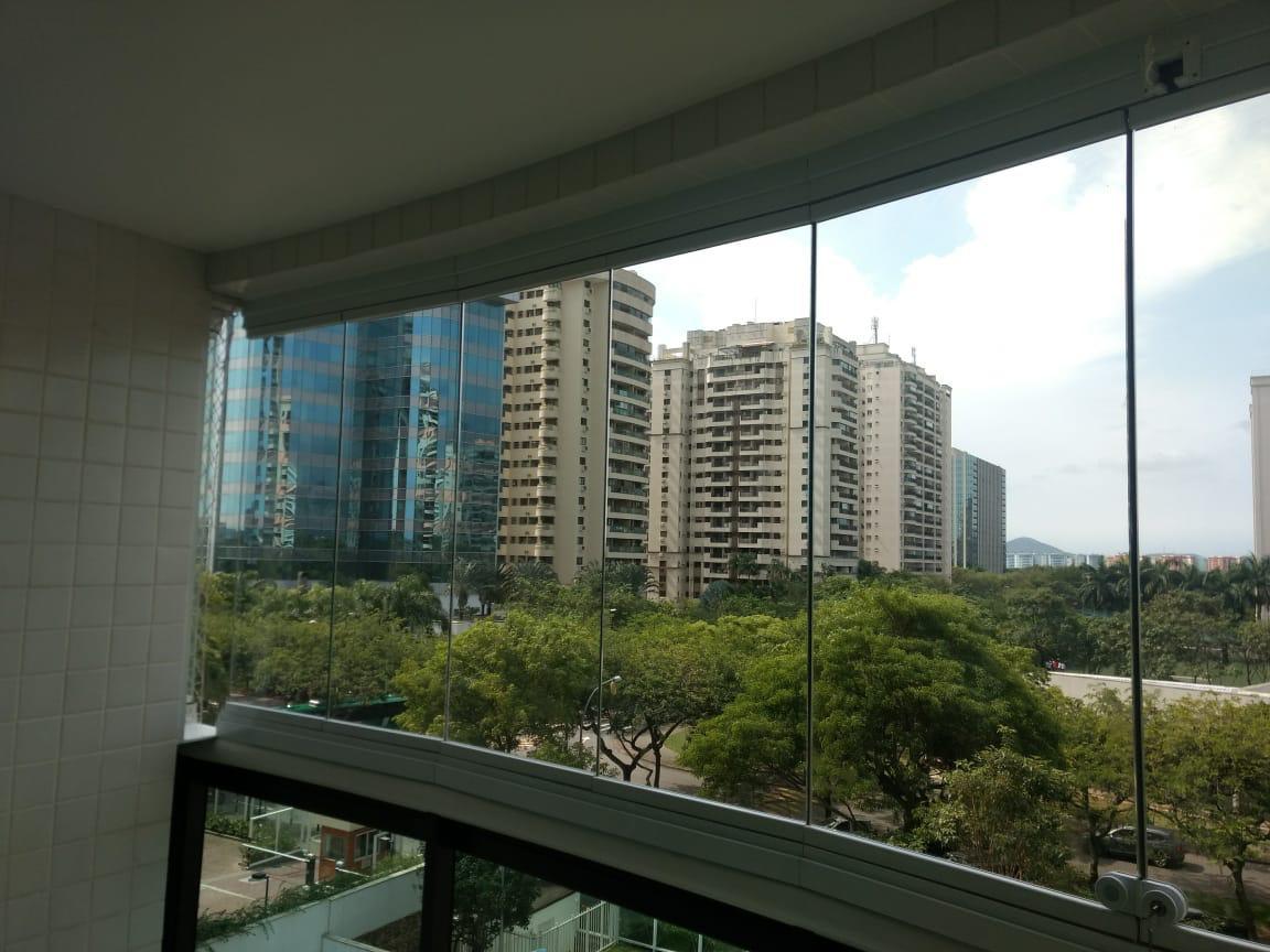 Varanda envidraçada com cortina de vidro e vista da cidade, projeto executado pela Temper RJ Vidros RJ