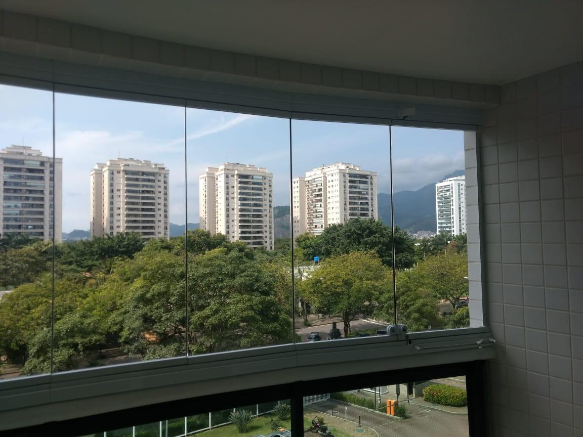 Cortina de vidro instalada em varanda com vista panorâmica, obra da Temper RJ Vidros no Rio de Janeiro RJ