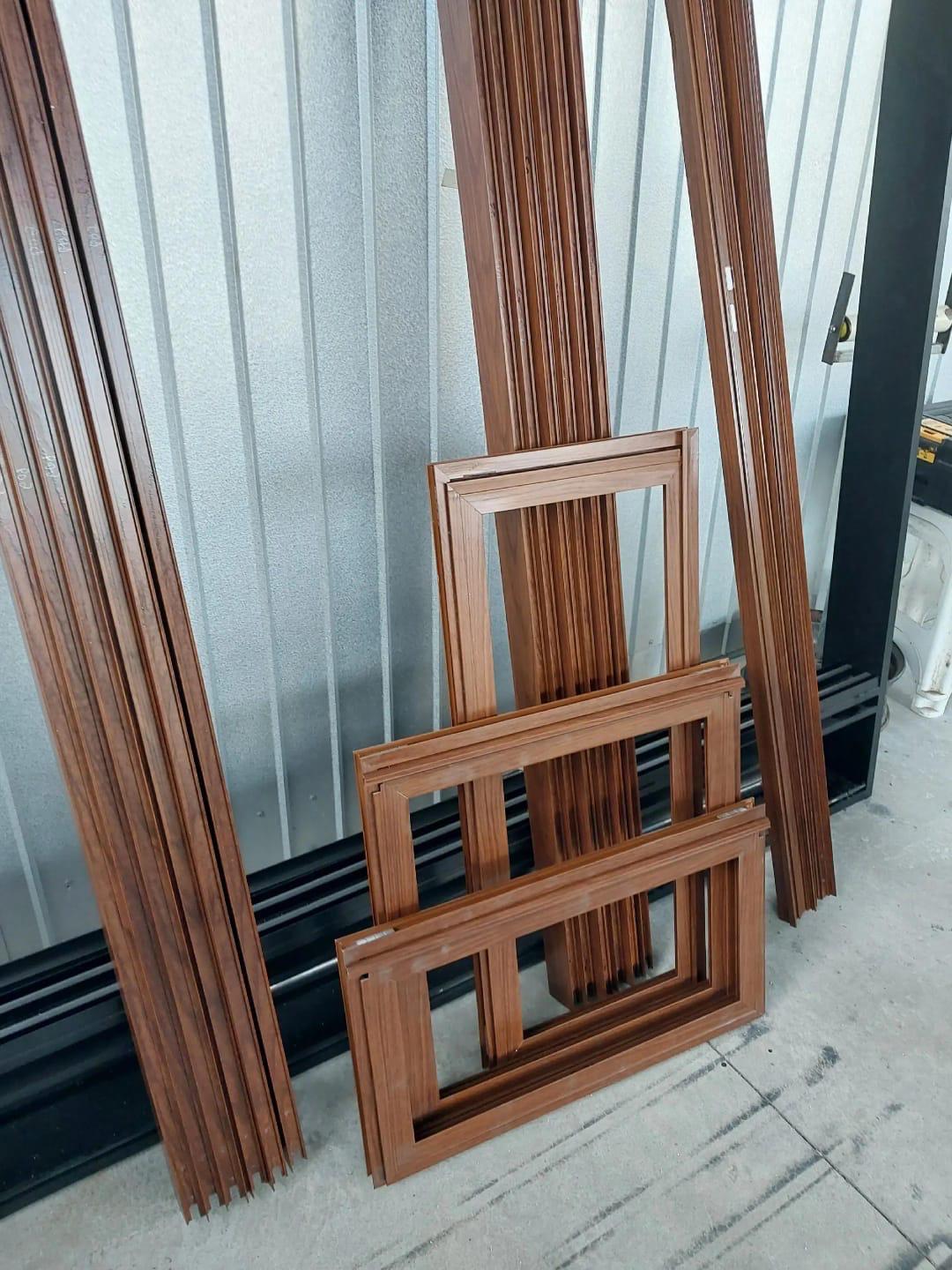 Perfis de aluminio cor madeira da Linha Gold, obra da Temper RJ Vidros no Rio de Janeiro RJ