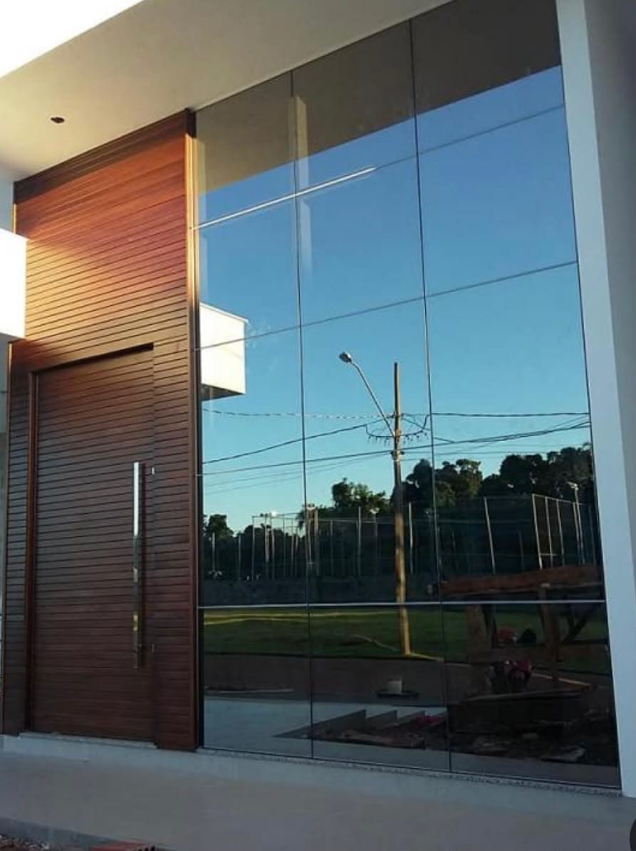 Fachada pele de vidro espelhada, obra da Temper RJ Vidros no Rio de Janeiro RJ
