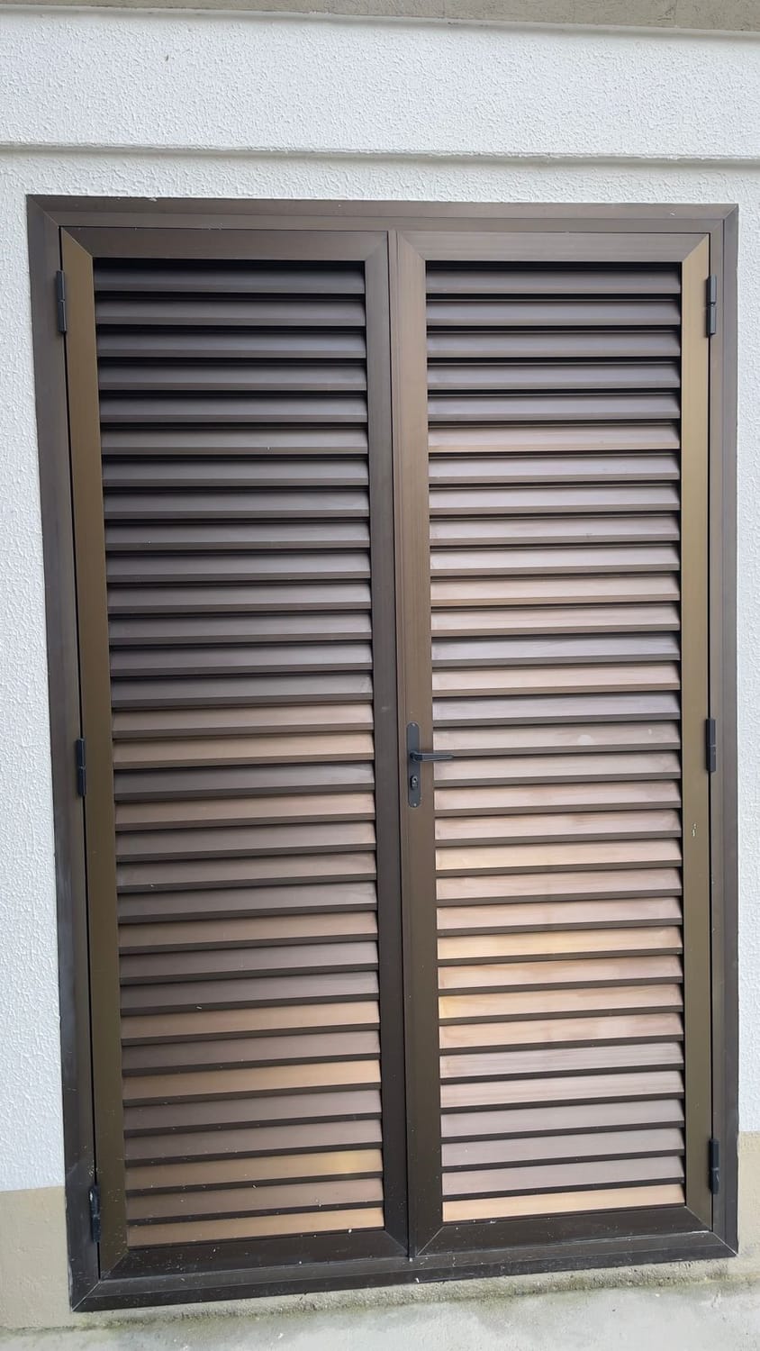 Porta veneziana de alumínio cor bronze instalada, Temper RJ Vidros no Rio de Janeiro RJ